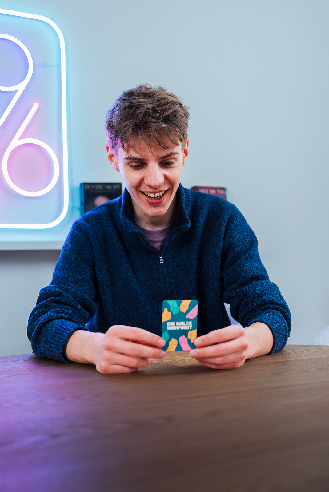 "Die halbe Wahrheit" – Das Kartenspiel von Levi Penell (2. Edition in neuem Design)